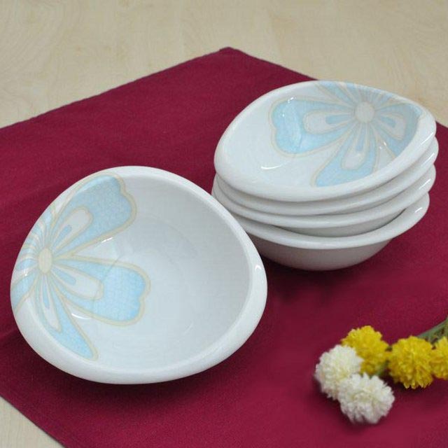 YU-ZEN(友禅)のボウル5個セットです。径は14.5cm 高さは5.5cm 5枚重ねたときの高さは10.5cm程あります。まん丸ではなく丸みのある三角形の形状がおしゃれです。ボウルの縁には1.5cm程のリムがあり手にかかりやすく持ちやすいです。レンジは対応ですので毎日の食卓に安心してお使いいただけます。