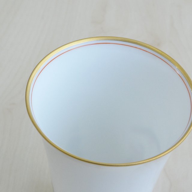 カップの縁には金彩と赤いラインが巻かれています。内側は白いのでお飲み物の色をお楽しみいただけます。