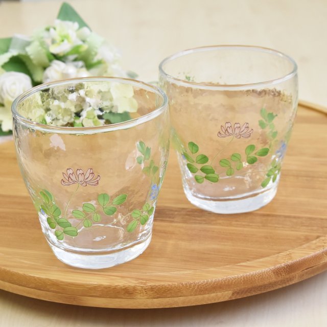 爽やかで、可愛らしいれんげ草のデザインのガラスのペアカップです。満水で約240cc入ります。表面はまっすぐではなくわずかに凸凹しています。角度によってガラスが輝きとても綺麗です。口径は7.5cm 高さ8.5cm 底径5cm 程あります。
