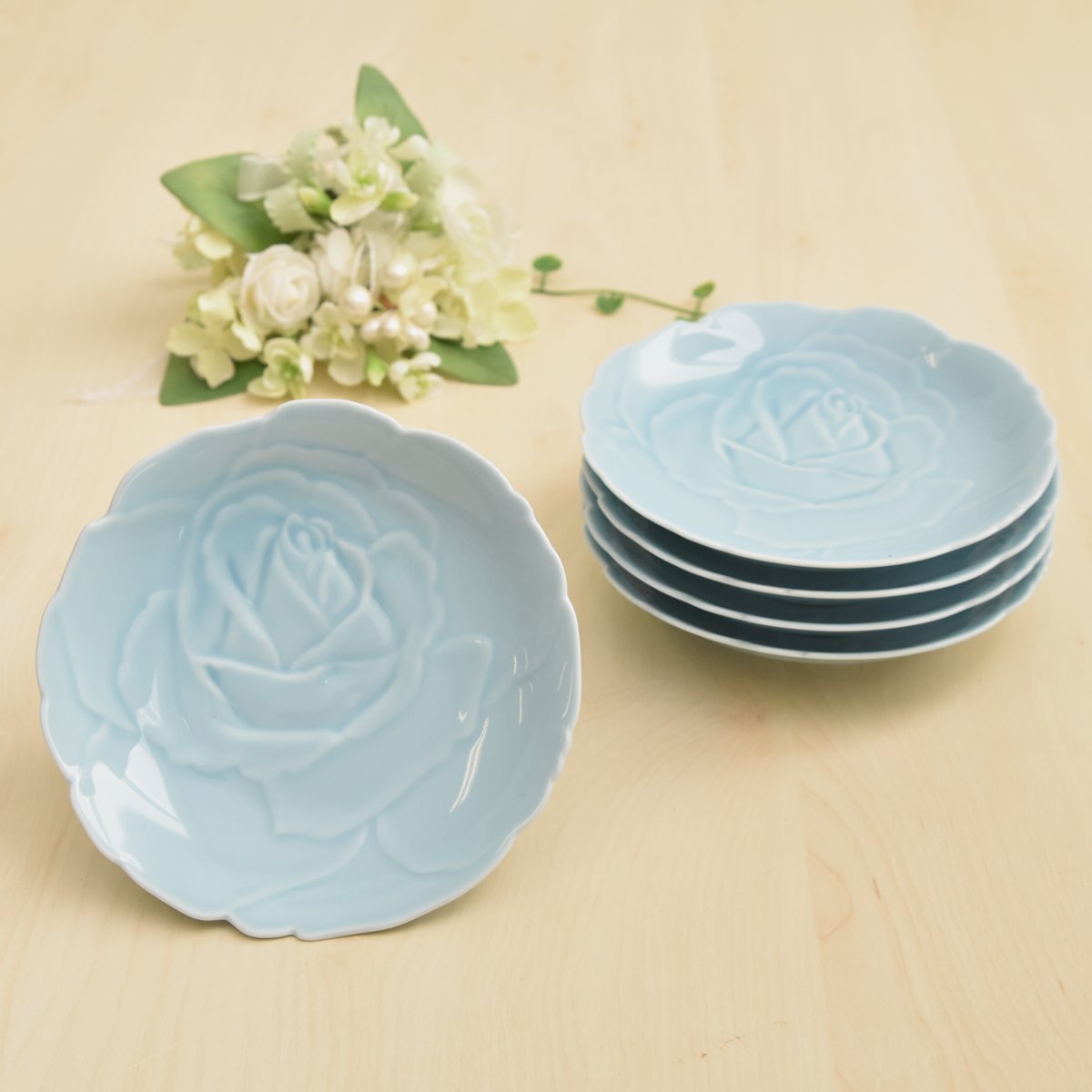 薔薇のレリーフと青磁の色合いがとても綺麗な青磁薔薇の銘々皿5枚セットです。縁取りも花びらのようになっています。径が約13cm、高さが約2.5cm、5枚重ねたときの高さが約6cmになります。スタッキングが良いので収納もすっきりできます。