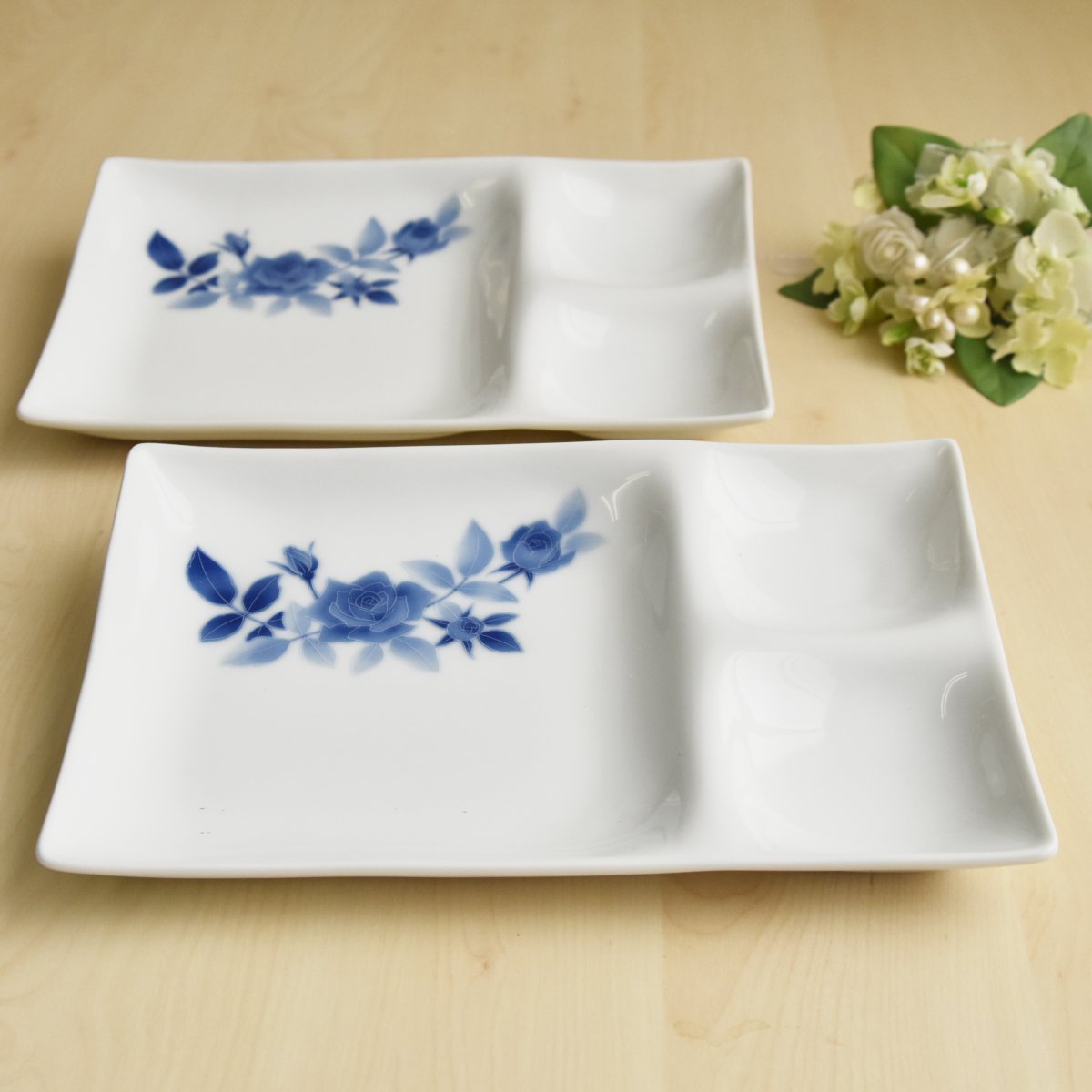 薔薇のデザインが上品な サムシングブルーのペアランチプレートです。主菜と副菜を分けて盛ることができます。ワンプレートの器としてお使いいただけます。縦が約17cm、横が約25.5cm 高さが約2.5cm 2枚重ねたときの高さが3.5cmです。プレートの右の方が横が中心からと縦が1/3の位のところから仕切られています。電子レンジもお使いいただけます。