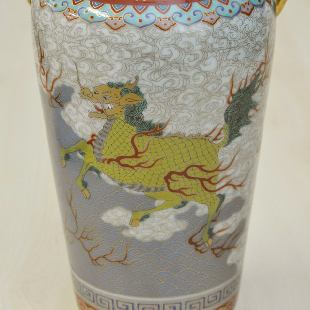 花瓶反対側の雲麒麟
麒麟は、頭が狼、体は鹿、尾は牛、足は馬とされる霊獣です