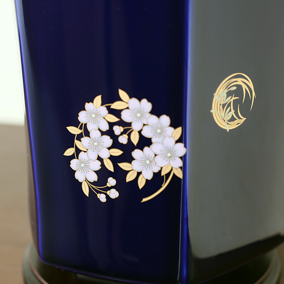 ルリ地に金彩を基調とし盛絵の具で多彩な花びらの色合いを描いています。桜のデザイン蘭のデザインのアップです。