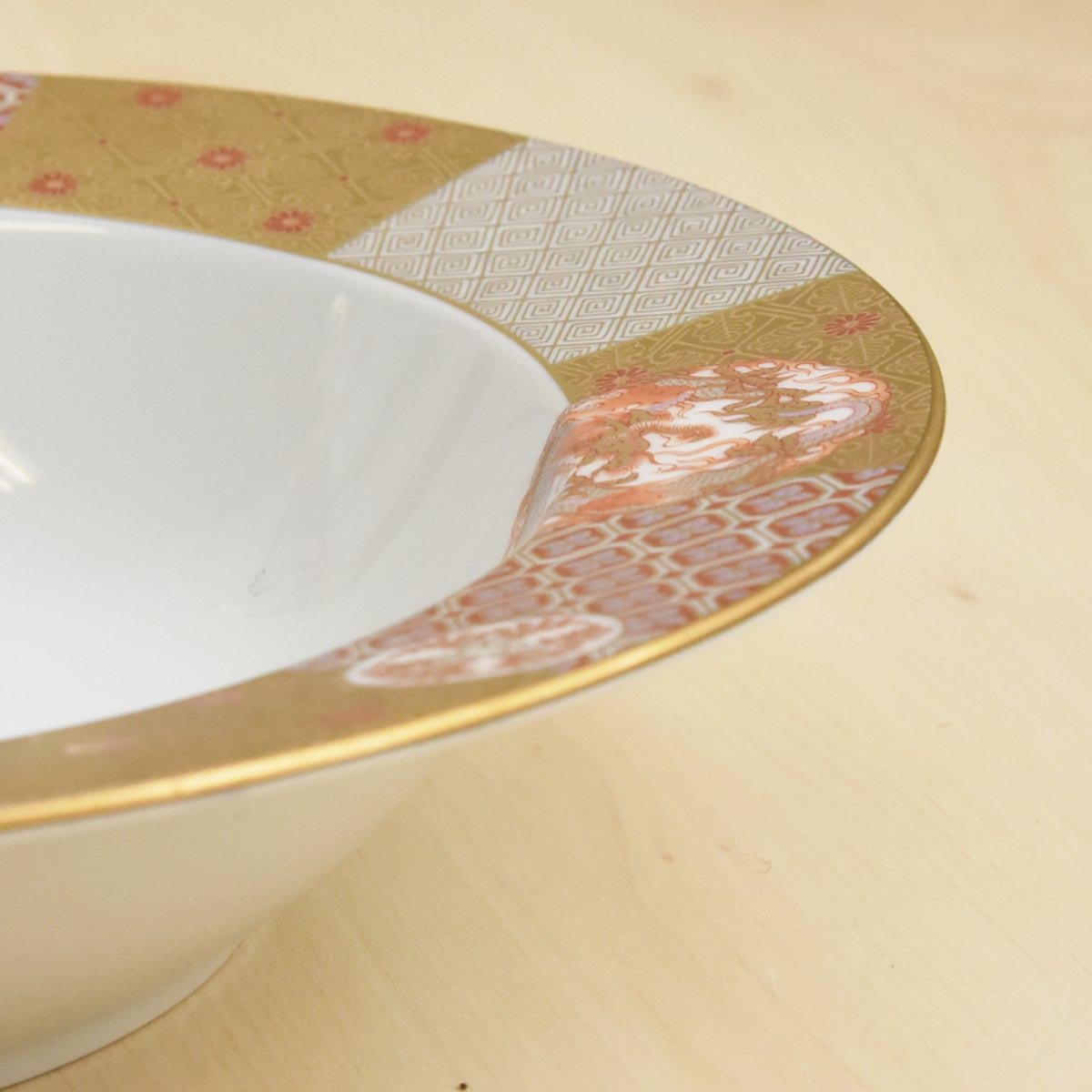 お皿のリムの部分は縁より３センチほどありおしゃれな形状です。内側の深さは約４センチ程あります。