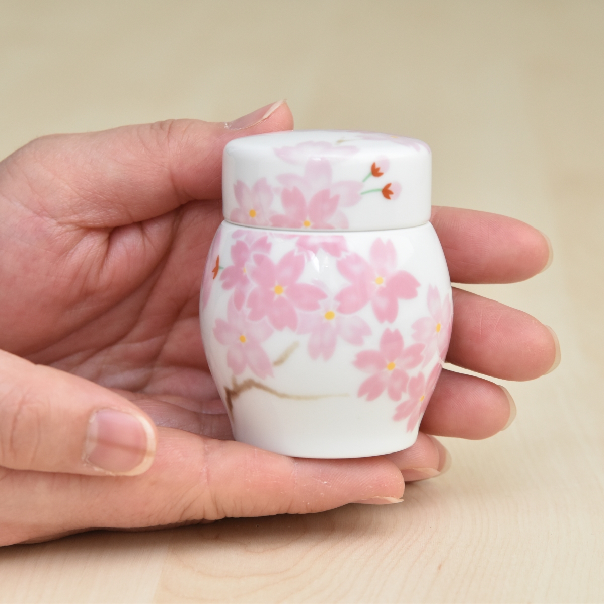 総手書き・1点もの】有田焼 骨壷 桜と牡丹 6寸