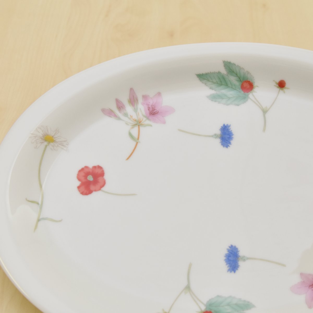 色々なお花のデザインが一枚のお皿の中にちりばめられています。