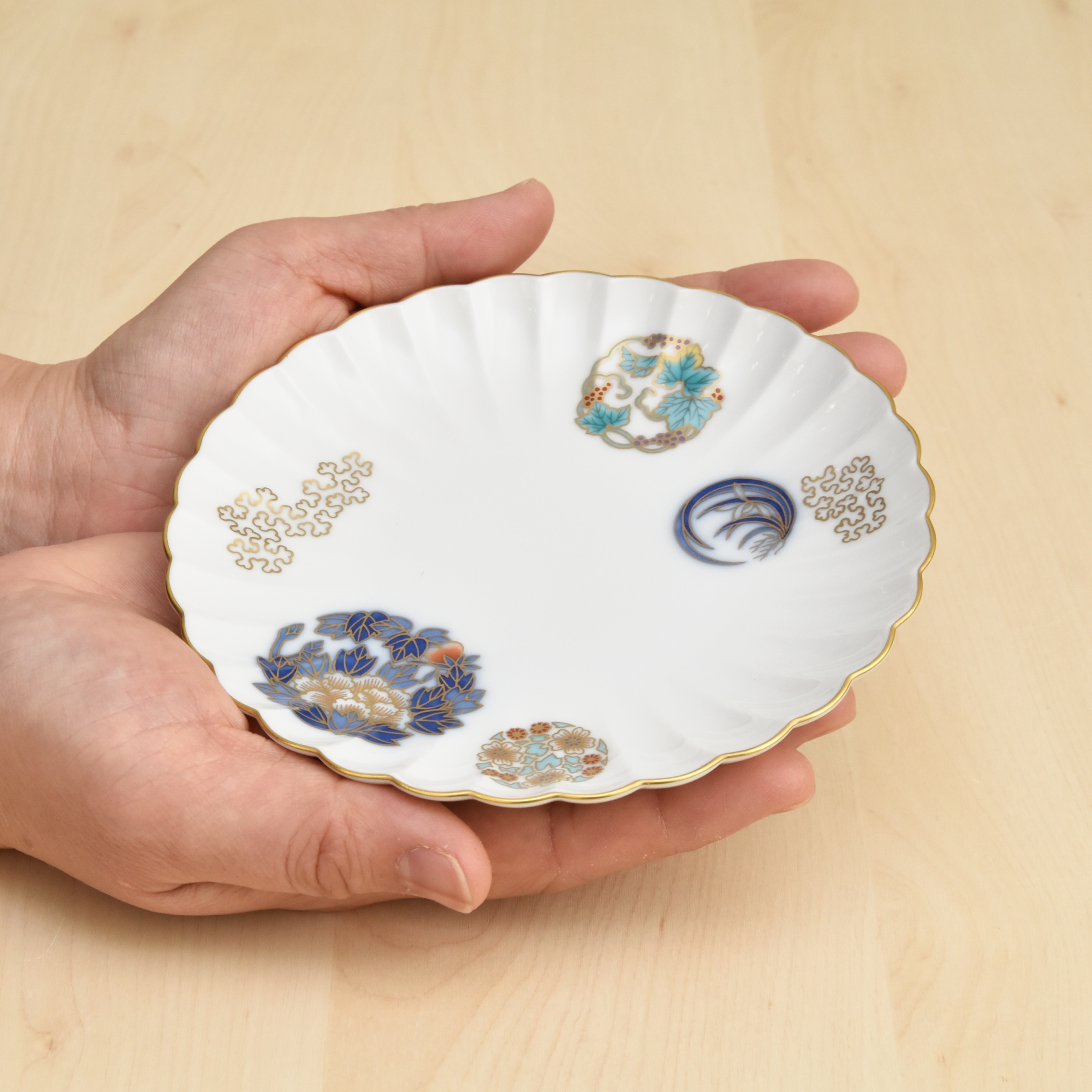 お皿は菊型になっていて、おしゃれです。小さめのとりわけ皿としてや、お菓子などをのせて使うのに良いサイズです。