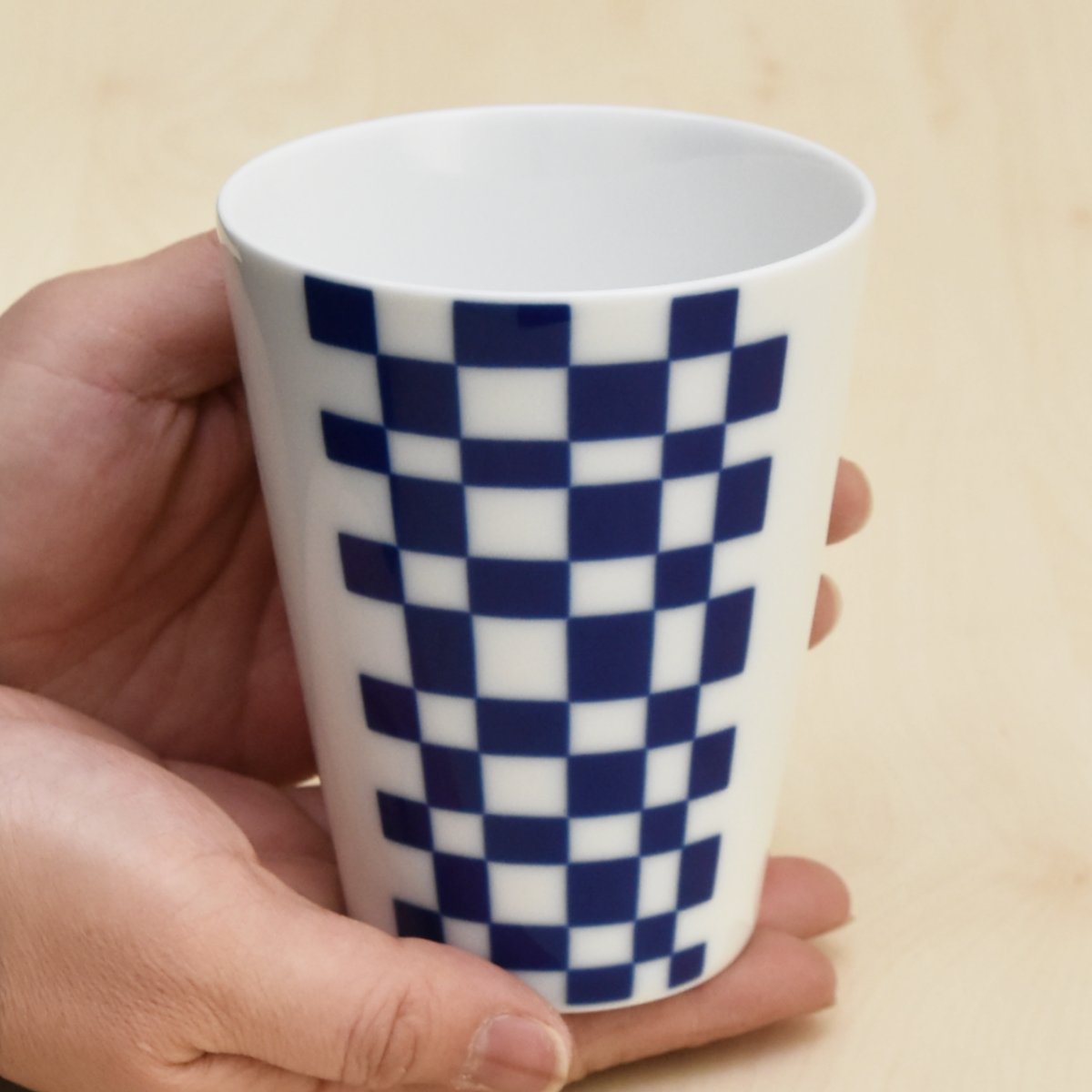 縁起の良い市松のデザインが正面と正面から反対面の二か所にあります。お茶を飲むときにはもちろん、お酒などいただくときなどにもいいですね。色々なシーンでお使いいただけます。たっぷりサイズがうれしいですね。