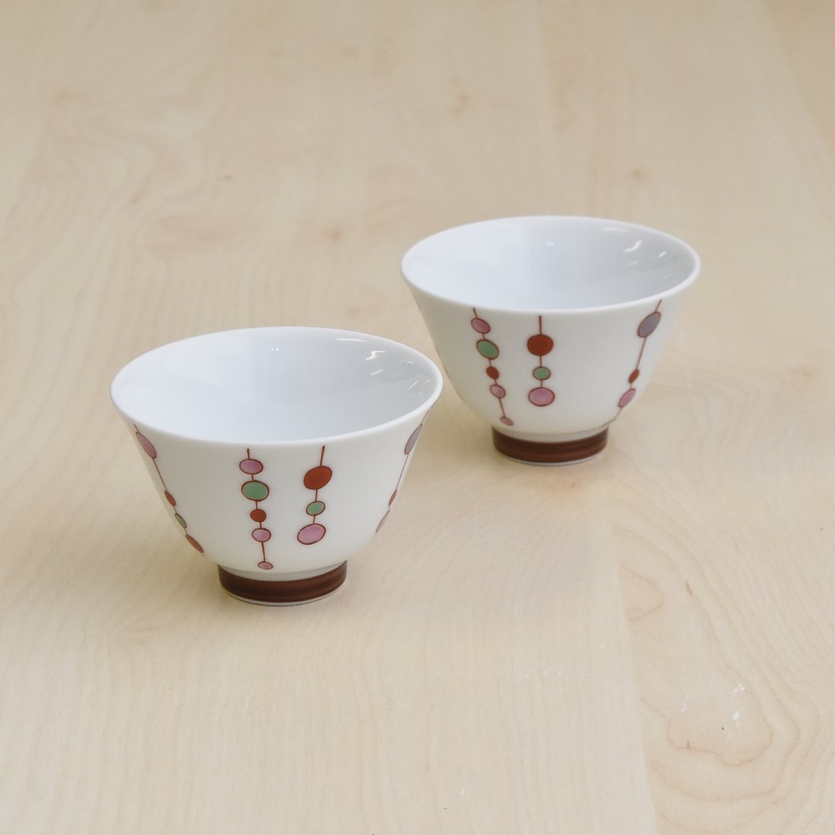 色とりどりの可愛らしい楽しいデザインです。ポップな色合いとデザインは食卓を明るく彩ります。ちょっとしたおつまみやお口直しなどのちょっとしたお料理を入れる小さな鉢としても使えそうですね。口径7.5cm 高さ5cm 2つ重ねたときの高さが6cm。容量は満水で100cc程あります。