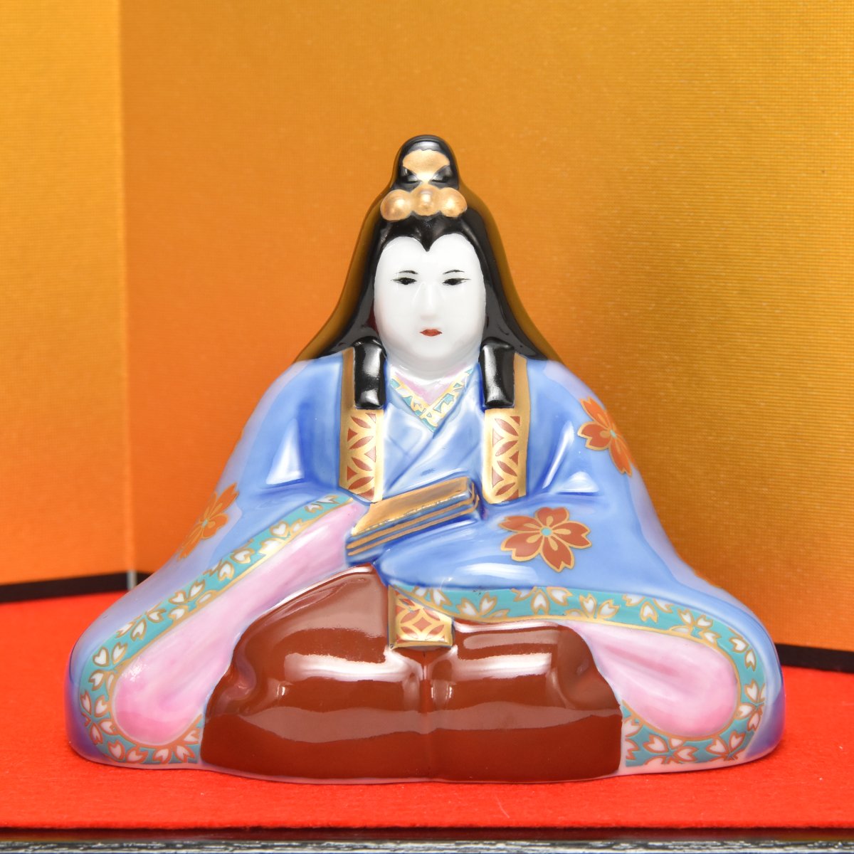お雛様の衣装に描かれた文様である「さくら」は古くから日本人が最も愛する花の一つです。一年の始まりの春に咲くことから 始まりに縁起の良い柄とされています。女の子の新しい人生の始まりにふさわしい柄となります。