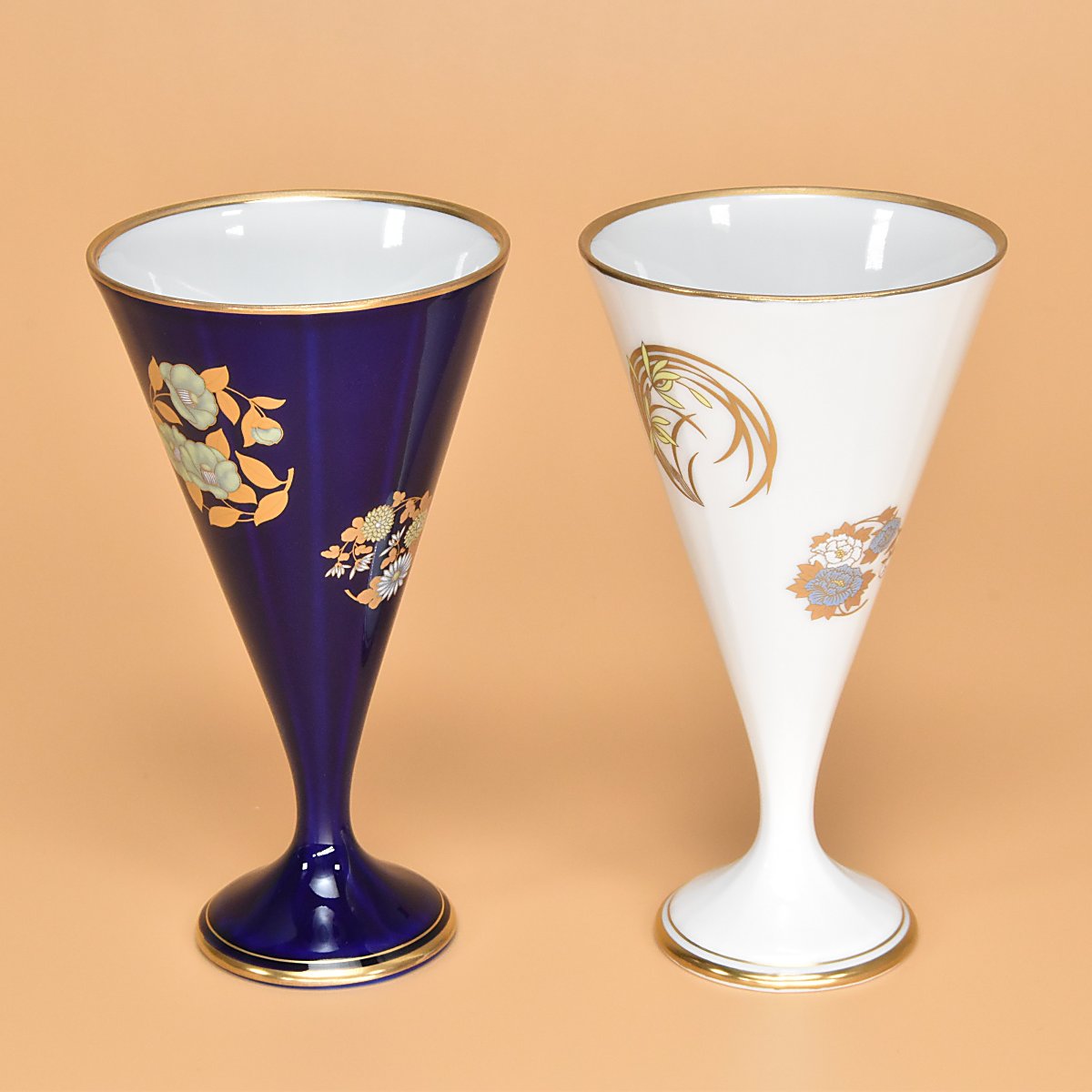 可愛らしい花丸紋の和のデザインが美しいペアのワインカップです。サイズは口径約7.5cm 高さ約14cm 底径(高台径)約5cm 容量約140cc(満水で計測)になります。スタイリッシュでおしゃれな形状で大切な方とのワインをお楽しみいただけます。電子レンジはお使いいただけません。