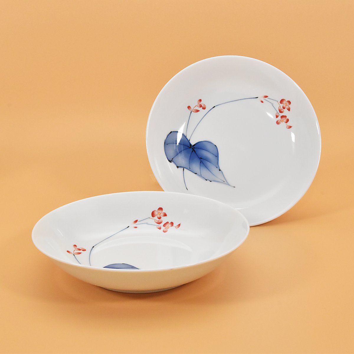 相思花のデザインが上品に配された深皿2枚です。深さがあるのでカレーやパスタなどをいただく時やおひとり様分のおかずを盛りつける時などいろいろなシーンで多様にお使いしていただける人気の形状です。径約21cm 高さ約4.5cm 2枚重ねた時の高さが5.5cmほどあります。電子レンジはお使いいただけます。