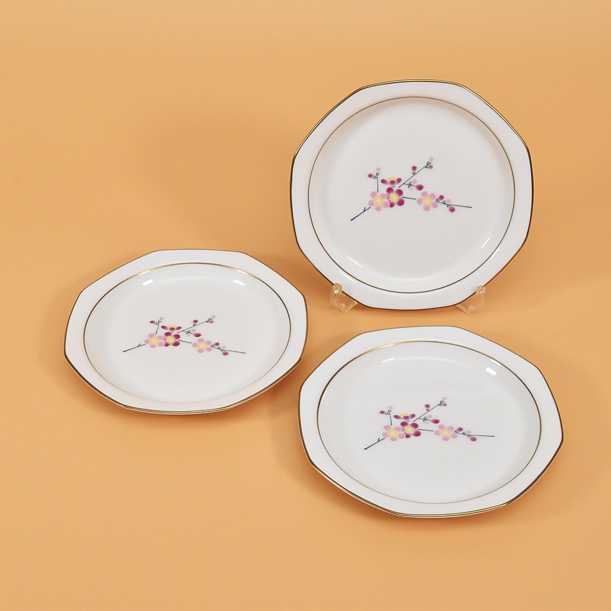 可愛らしいピンクの梅の花がデザインされた中皿3枚セットです。径が約17cm 高さが約2cm 3枚重ねた時の高さが約4cmになります。お皿の縁は約1.5センチくらいのリムの部分があり手に取りやすくおしゃれな形状になっています。取皿にちょうど良い位のお皿です。電子レンジはお使いいただけません。