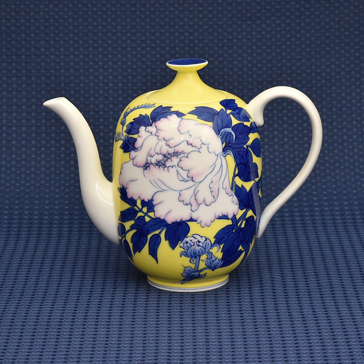 大輪の牡丹の花を柔らかなピンクの濃淡で大胆かつ優雅に表現しました。黄地に染付で描かれた牡丹の葉がうまくマッチした鮮やかなコントラストが奇抜で豪華な存在感に仕上げています。
サイズ:胴径10*高17㎝ 容量1000ccです。