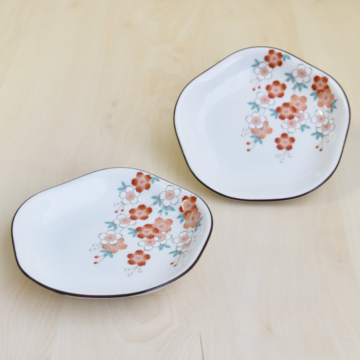 とりわけ皿や和菓子のお皿などに幅広くお使いいただける銘々皿です。桜のデザインが華やかな食卓にしてくれます。径が13.5cm 高さ2.5cm 2枚重ねた時の高さが3.5cm位になります。電子レンジはお使いいただけます。