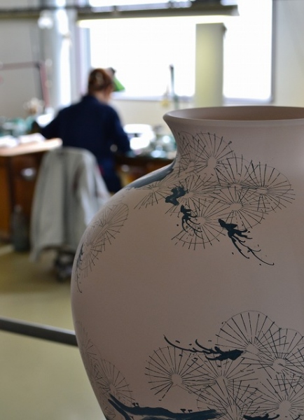 下絵付け(染付)の部屋
線描きを施した「松鶴」素焼きの花瓶