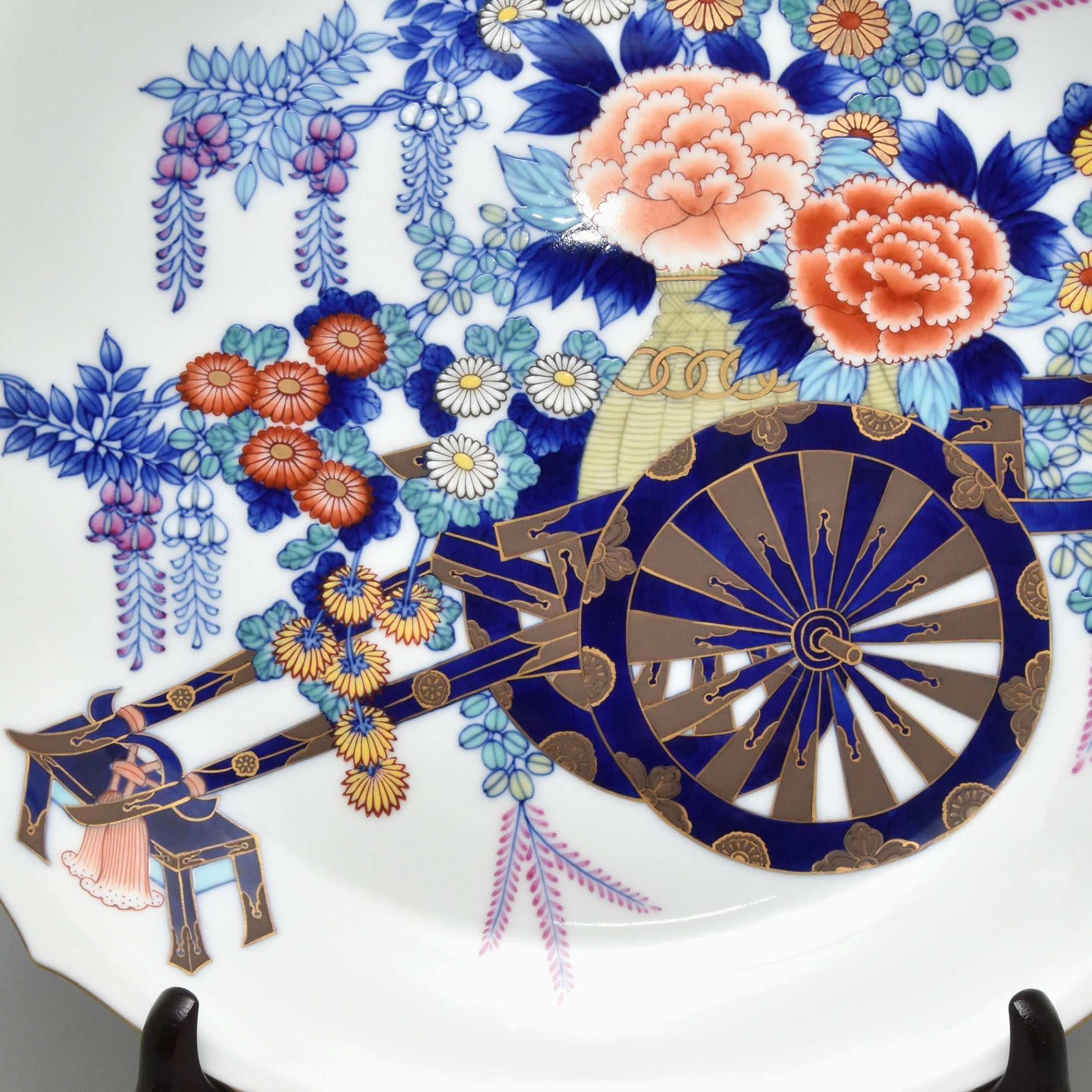 牡丹・菊・藤　季節の花で絢爛豪華に飾った花車を精緻に描いています。