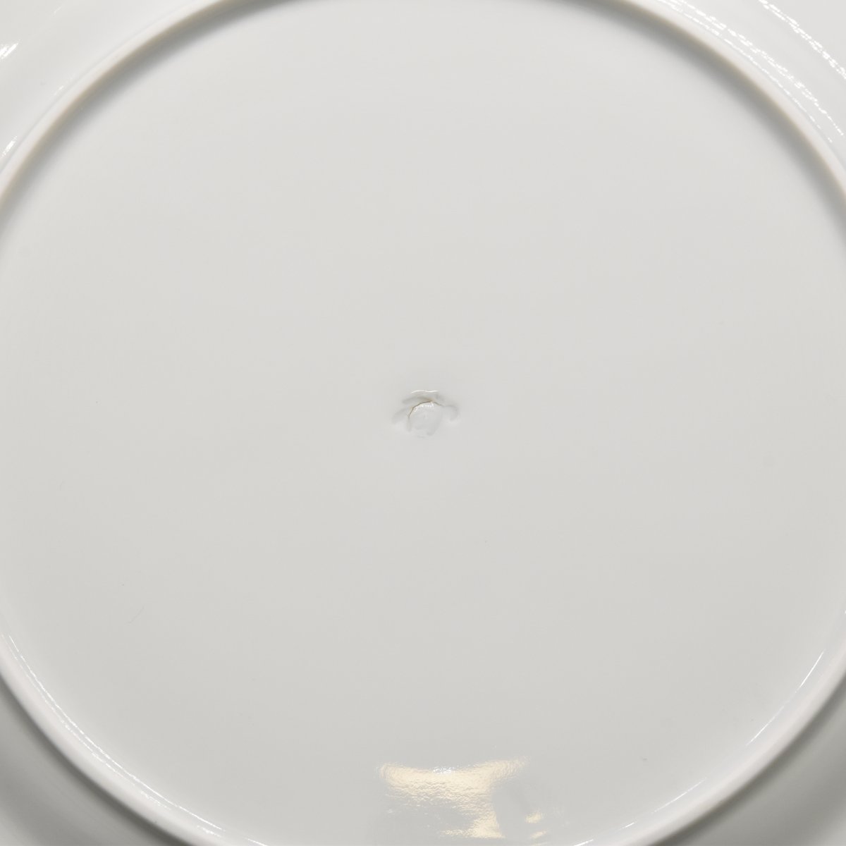 お皿の裏側には　香蘭社の刻印があります。