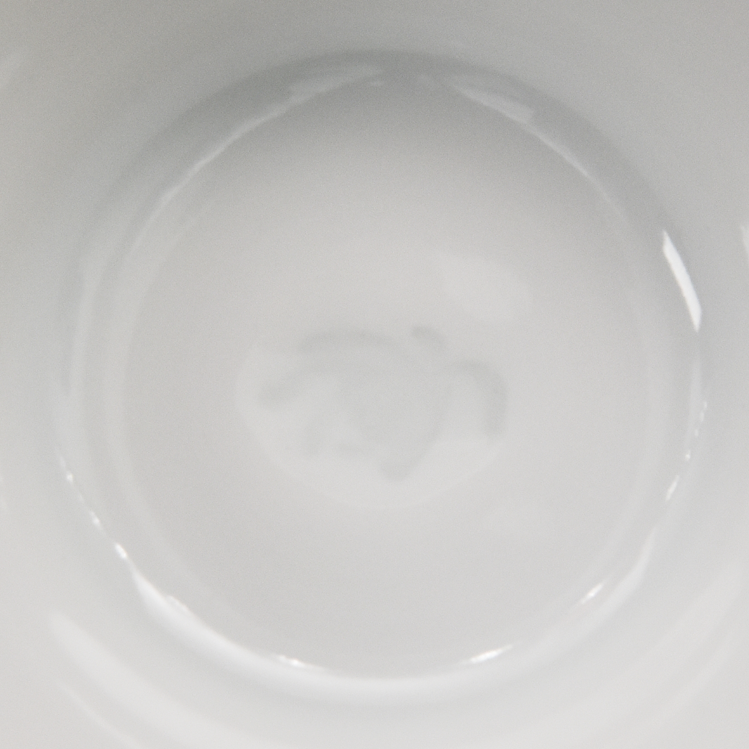 お皿とカップの裏側には　香蘭社の刻印があります。