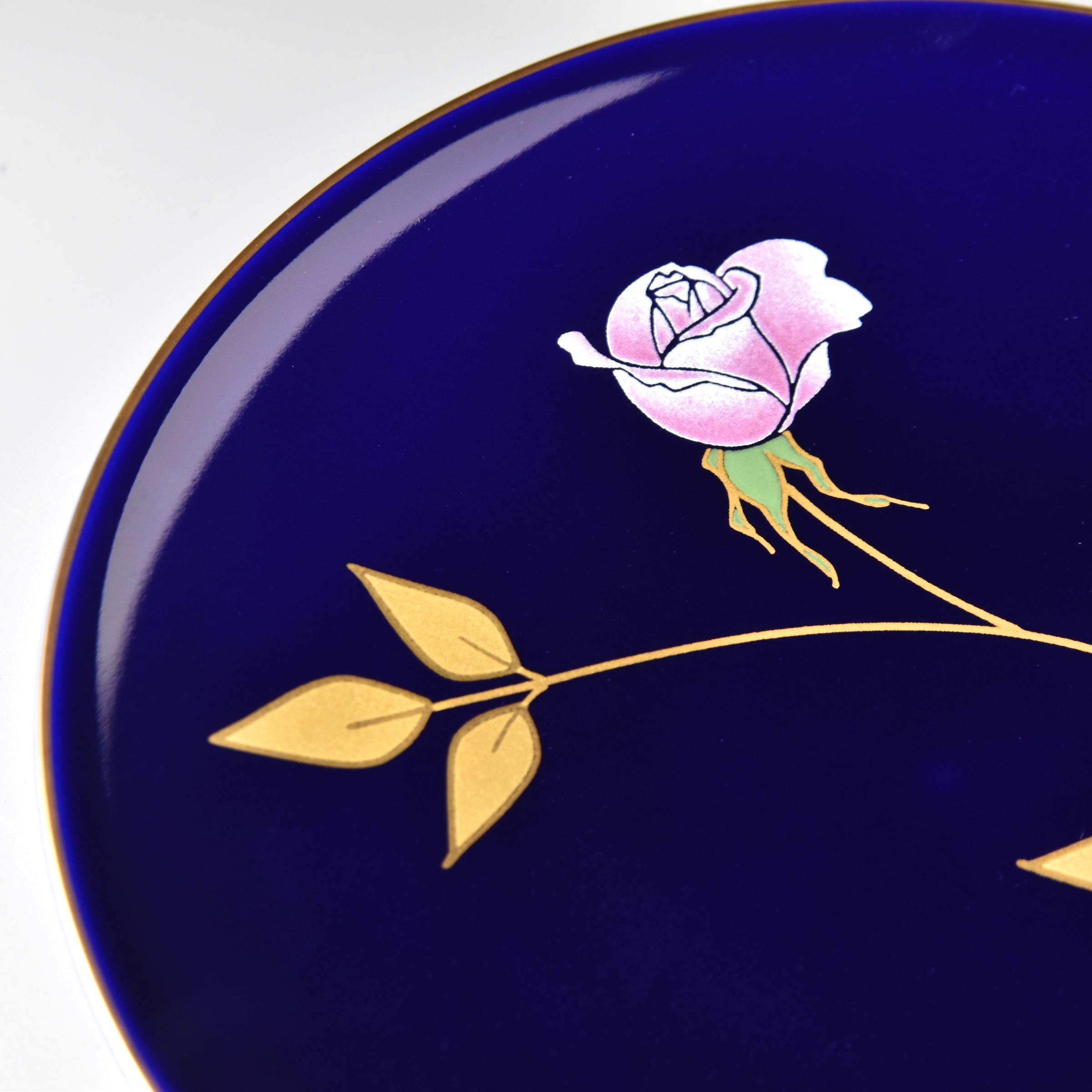 高級感のある瑠璃色がとても綺麗です。バラの花は高度な技術が施されており、ピンク色がグラデーションになっています。金彩の葉っぱの渕側は光沢のある金、内側はマットな金の2種類を使って表現してあります。