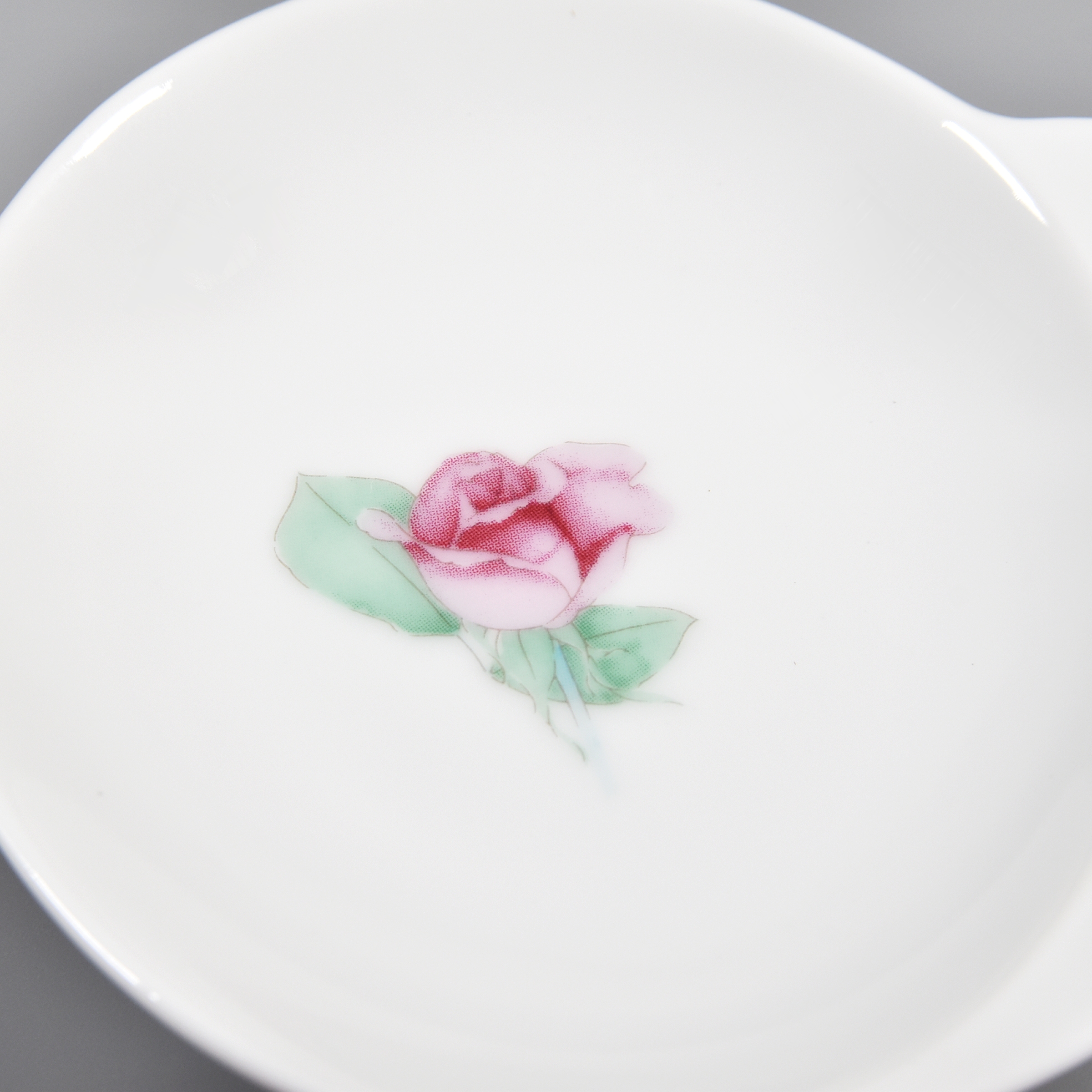 お皿の中央にはバラのデザインです。花弁はピンクのグラデーションになっています。