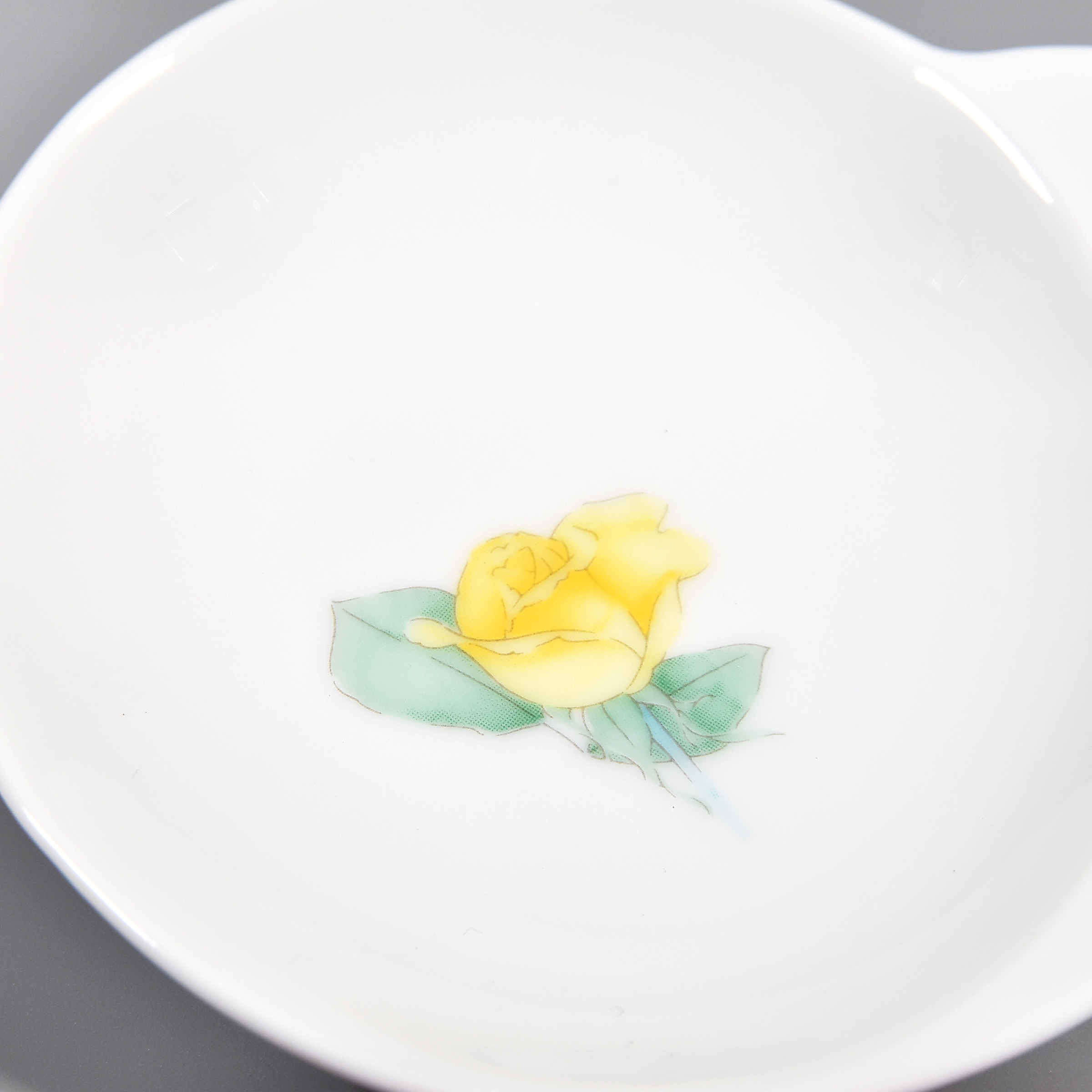 お皿の中央にはバラのデザインです。花弁はグラデーションになっていて綺麗です。