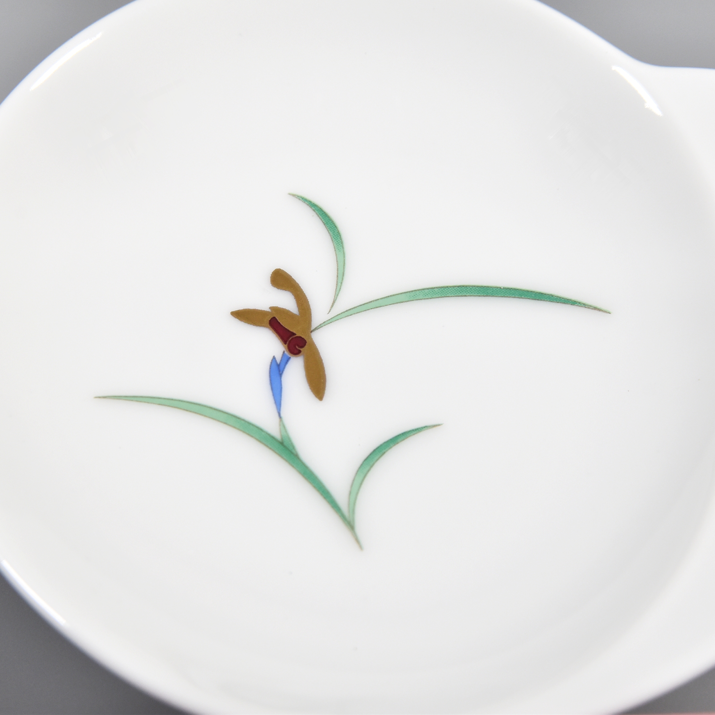 お皿の中央には小菊のデザインです。和の雰囲気が素敵ですね。