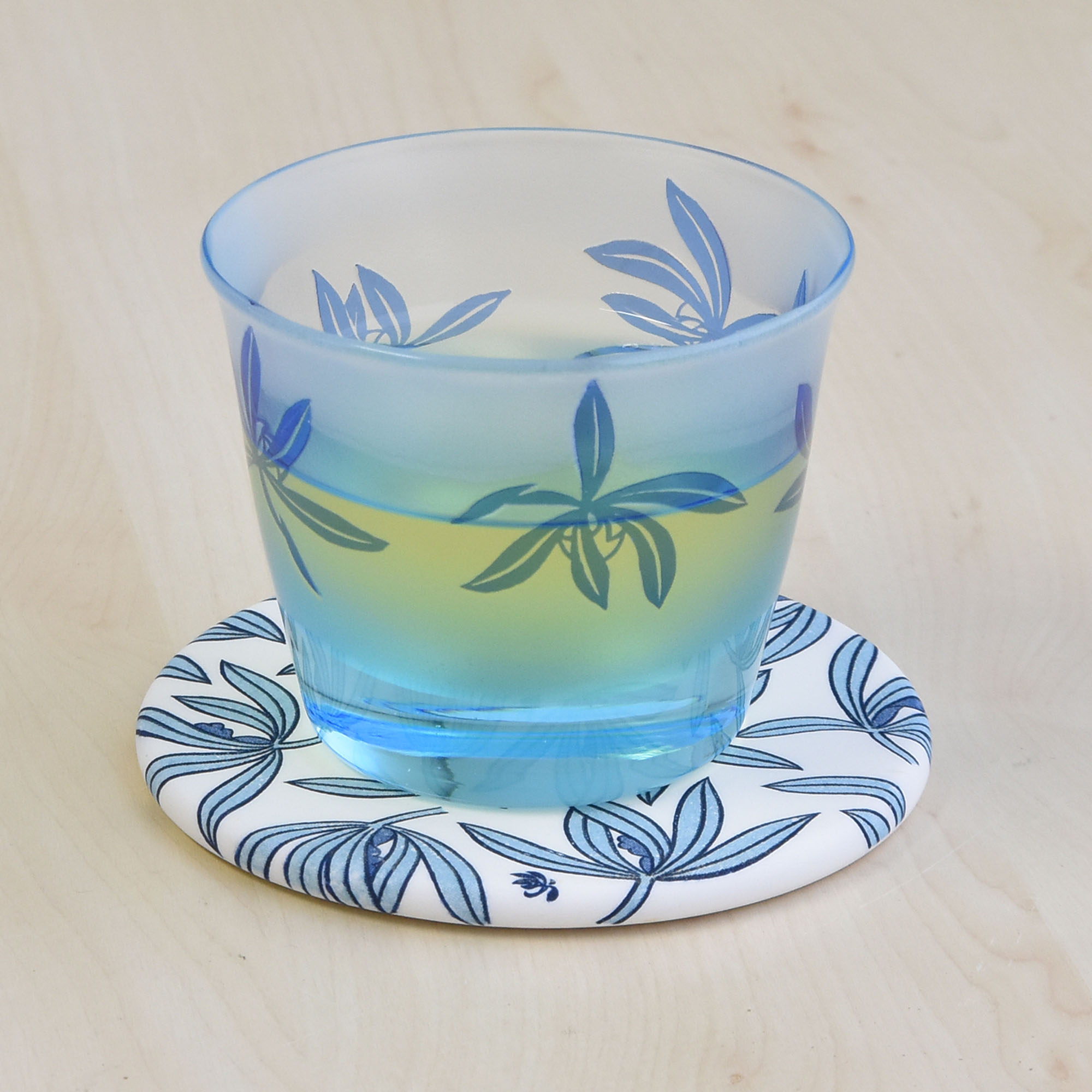 別売りのガラスの冷茶碗に合わせて使ってみました。夏のおもてなしにいいですね。