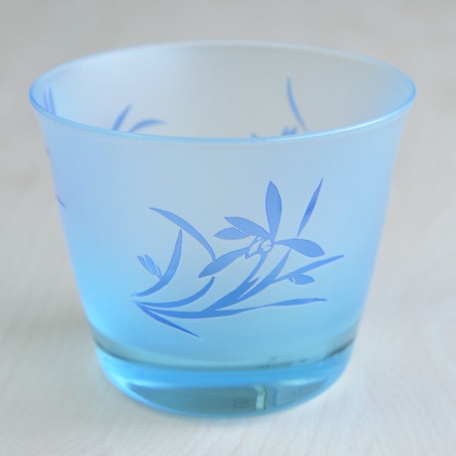 上質のガラスの冷茶碗