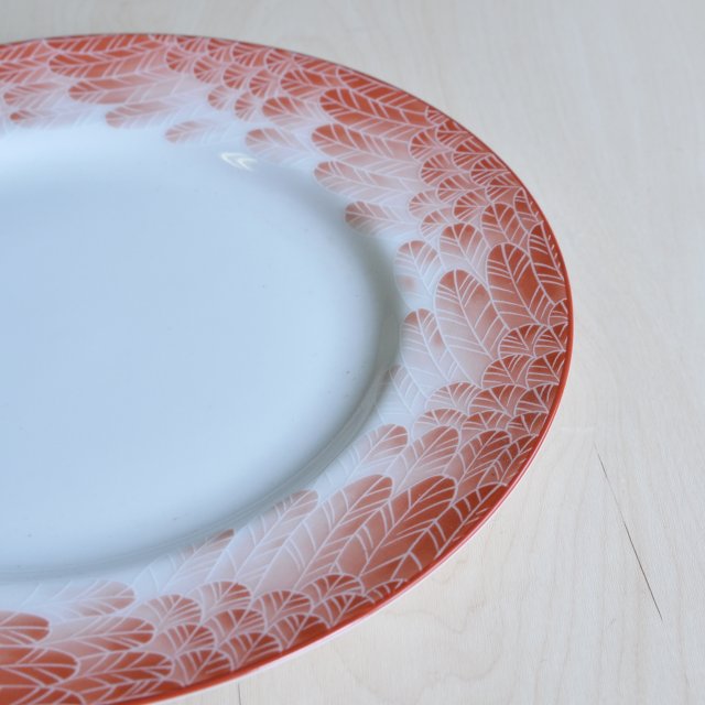 お皿のリムの部分は綺麗なフラミンゴのデザインで幅が約3.5センチ程あります。