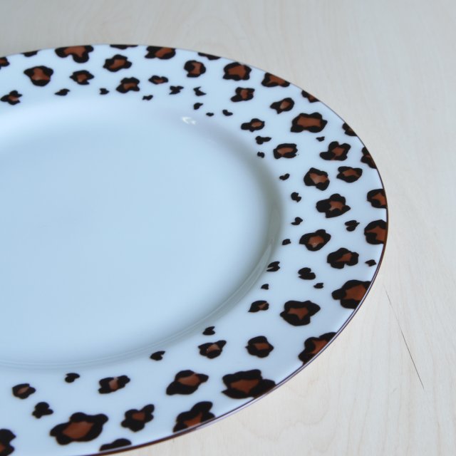 お皿のリムの部分は綺麗なレオパードのデザインで幅が約3.5センチ程あります。