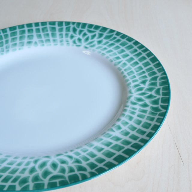 お皿のリムの部分は綺麗なクロコダイルのデザインで幅が約3.5センチ程あります。