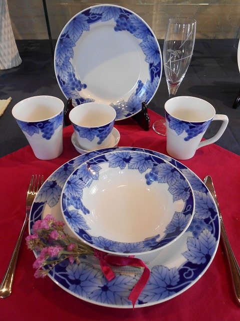 シリーズの集合です。アイテムが揃うのでテーブルコーディネートが楽しめますね。画面奥が22.5cmプレート(2921-1JLA)です。他、18cmボウル(2921-1JBE) 27cmプレート(2921-1JLL)などがございます。