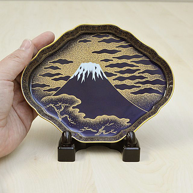 小ぶりでも光り輝く富士山の飾り皿は存在感があります。