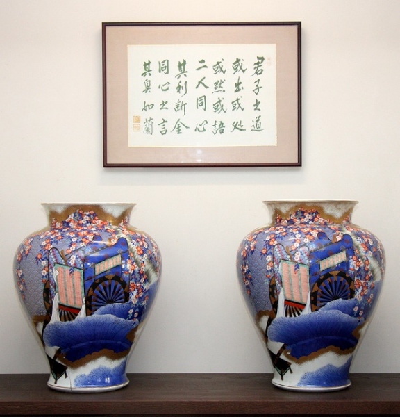 左は、世界万博に出品された「御所車の花瓶」(参考品)
向かって右は里帰り中のもの(参考品)
