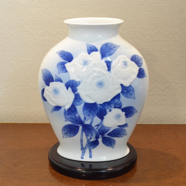 染付陽刻薔薇）花瓶«花瓶|有田焼の老舗 香蘭社