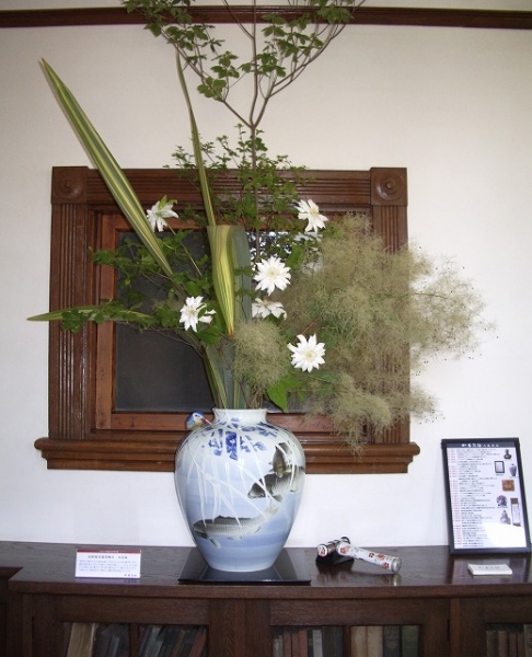 前谷裕一先生の、花瓶とのフラワーコーディネート作品
(横浜・西洋館において、参考)