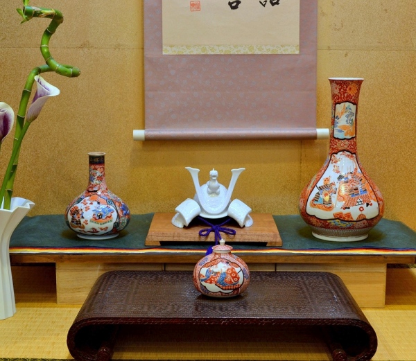 勇ましい武者絵の花瓶などの3点は、いずれも1868〜1875年香蘭社(深川栄左ヱ門)製古陶磁です(参考品)