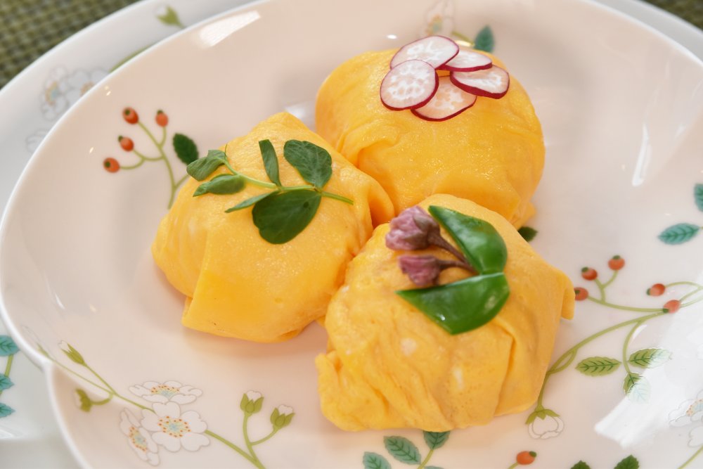 春野菜をのせた薄焼き卵の手毬寿司の作り方