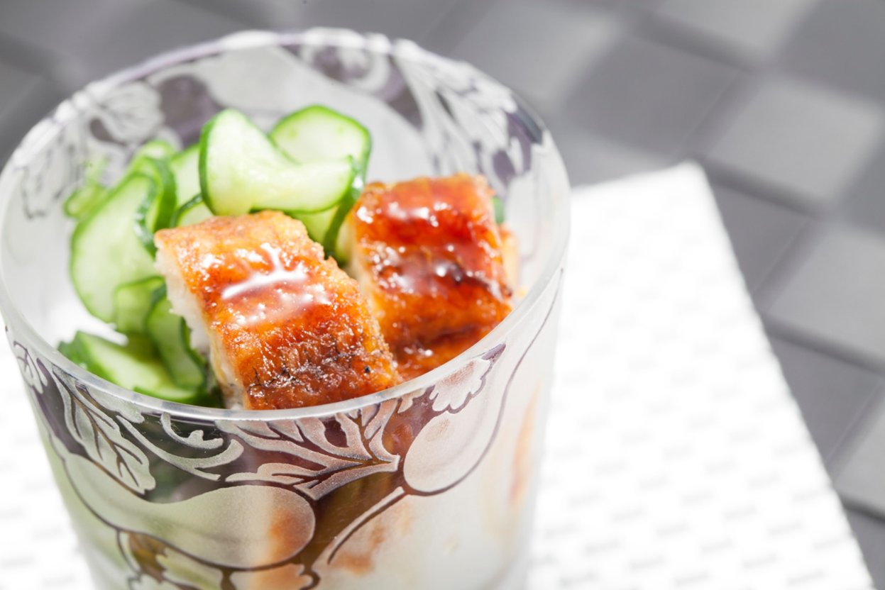 お洒落なぐい吞みで「うざく」料理の作り方